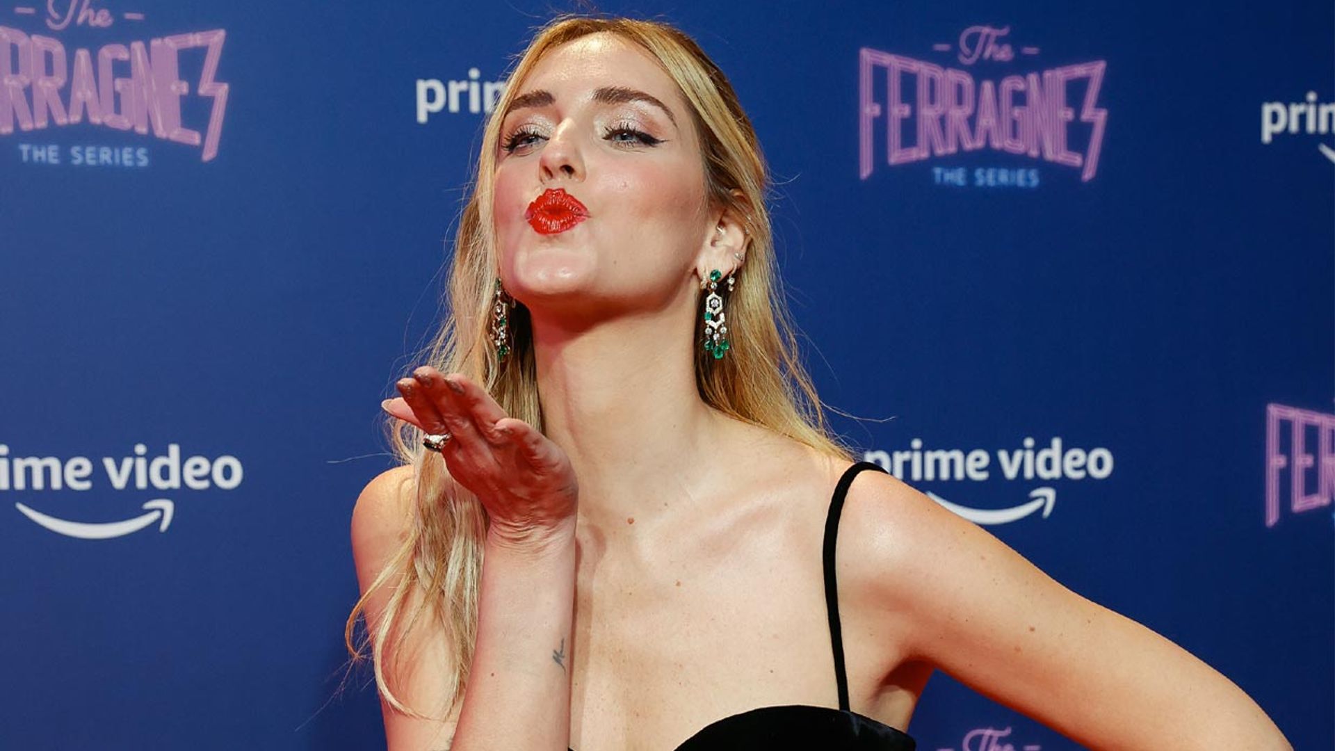 Chiara Ferragni arrasa en Madrid gracias a un vestidazo con el escote de supertendencia
