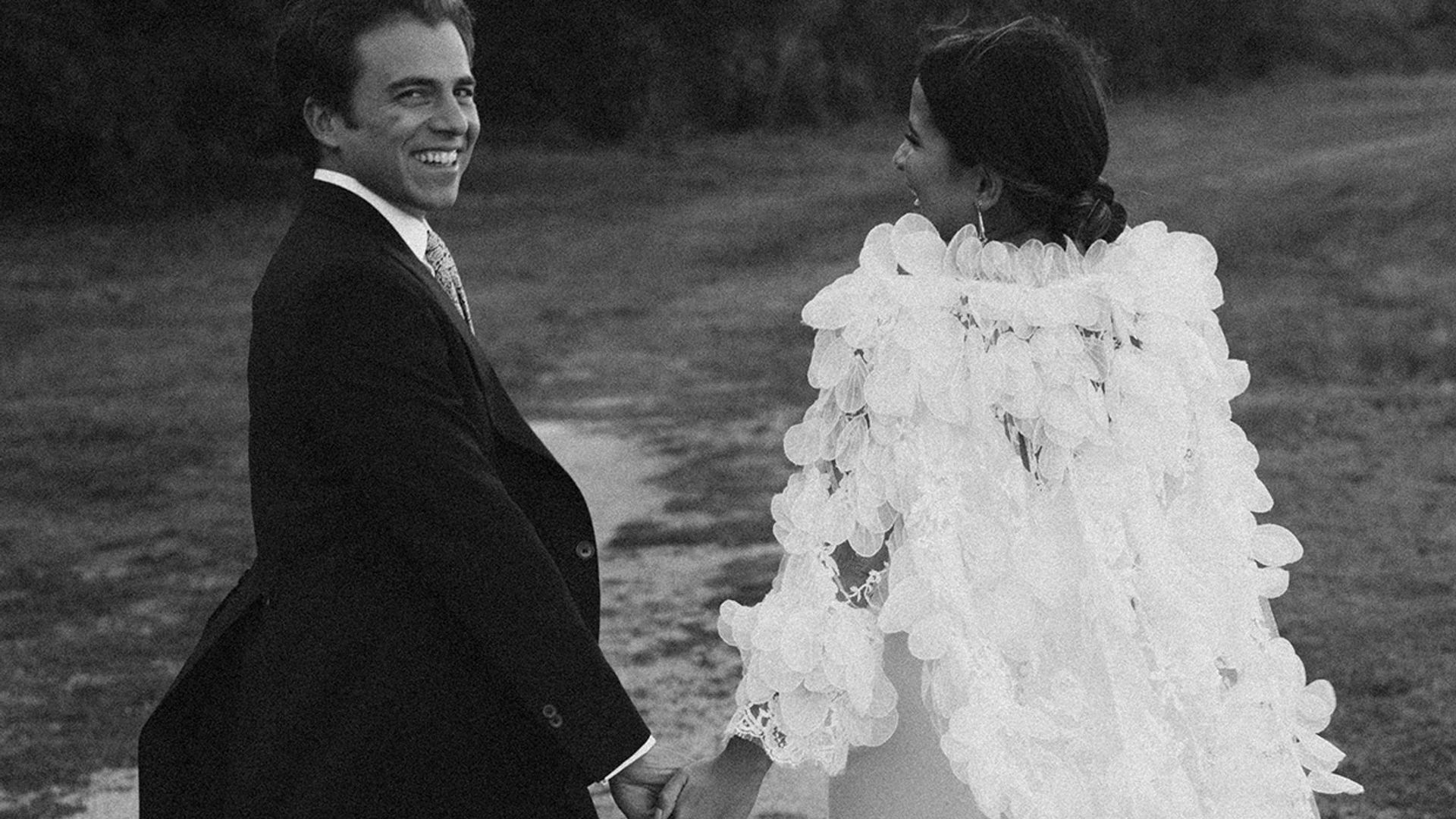 Un abrigo de organza bordada para la boda de Carlota en Madrid