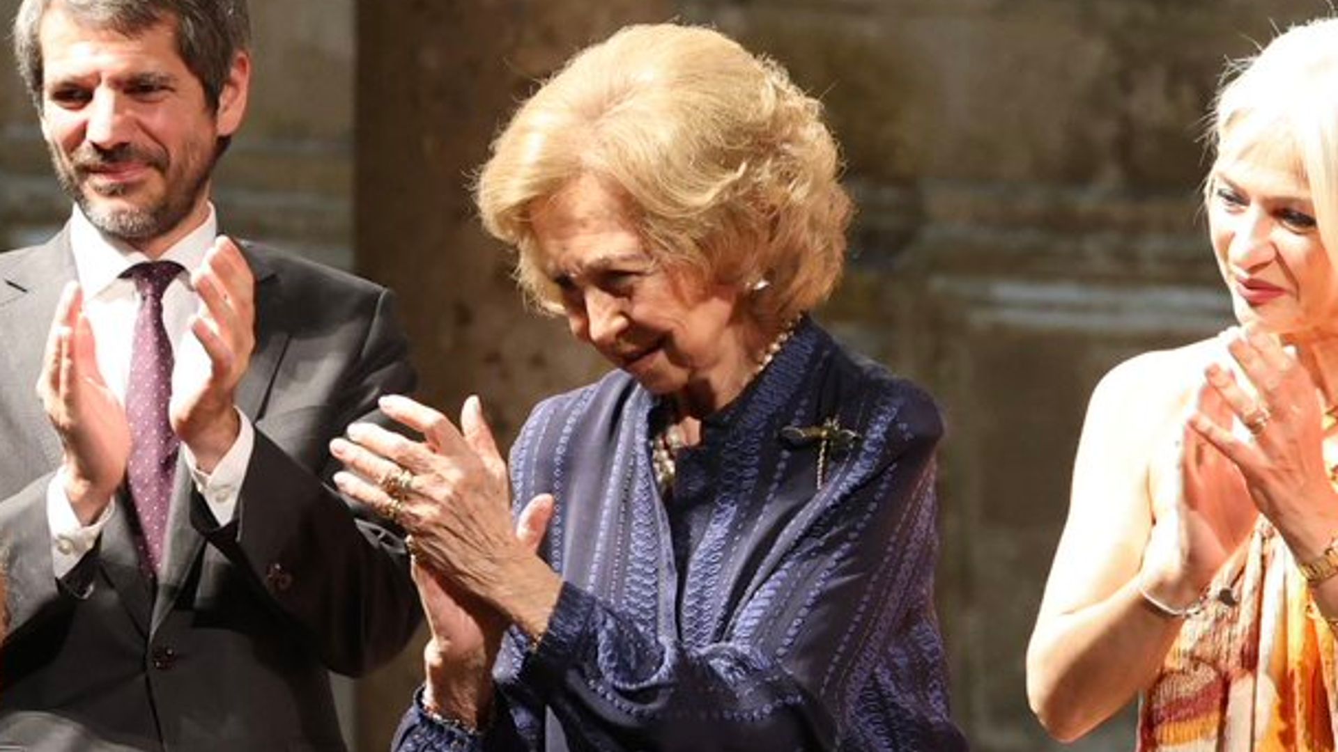 La reina Sofía rescata sus raíces griegas en Granada con un elegante conjunto de seda y su inseparable broche de libélula