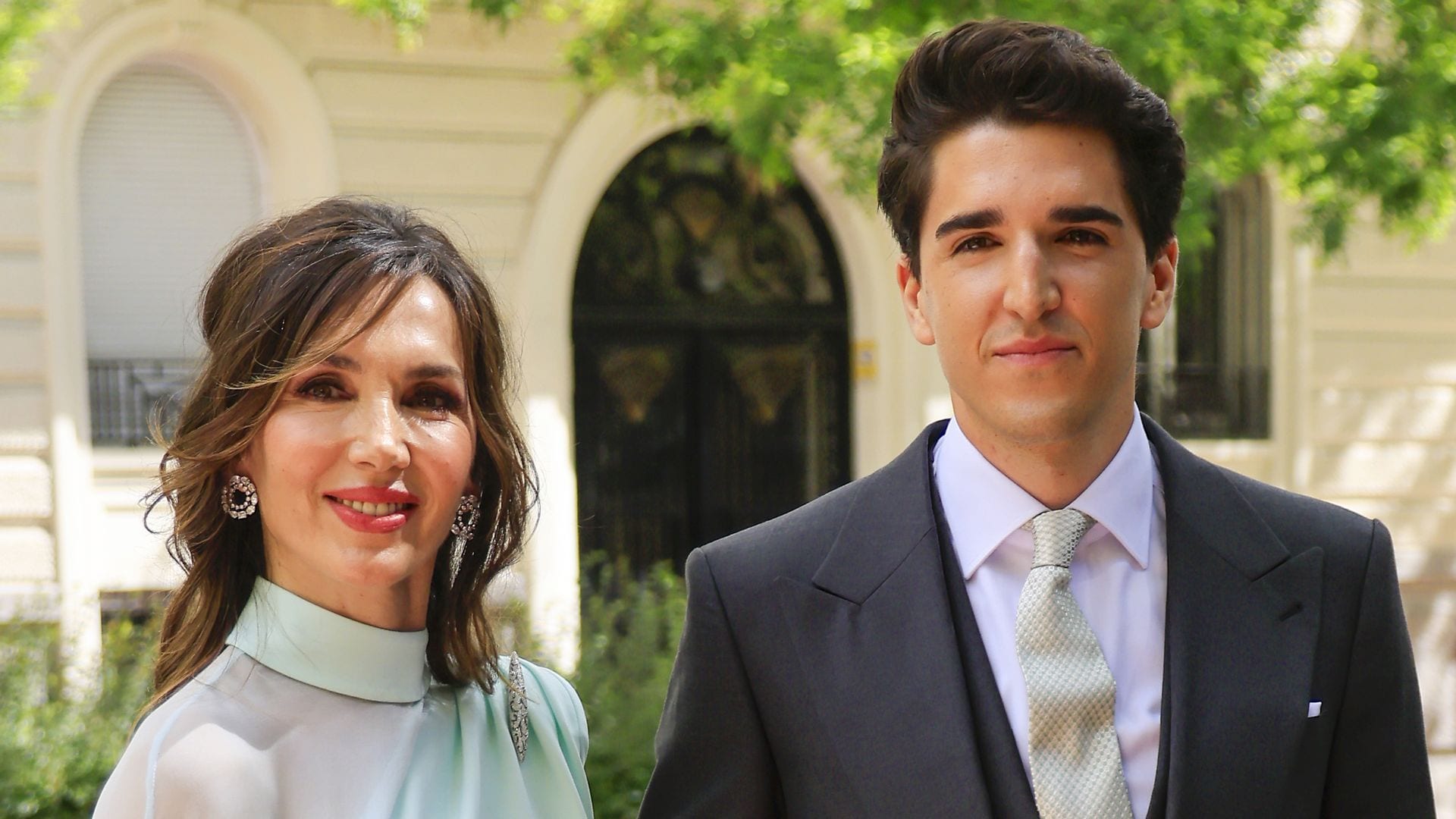 Javier García Obregón y su madre, Paloma Lago, en el día de su boda en Madrid el 1 de mayo de 2024