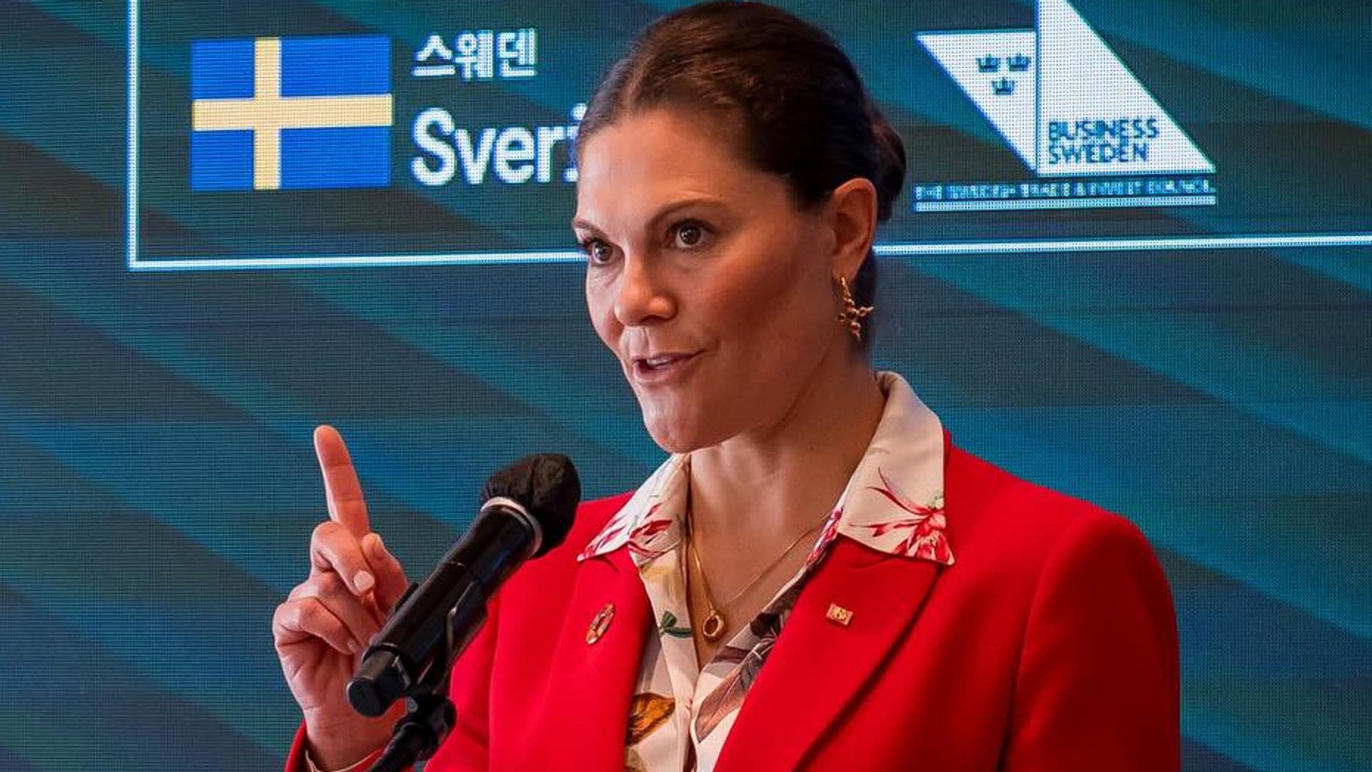 Victoria de Suecia y la reina Letizia, unidas por un traje español a 10.000 kilómetros de distancia