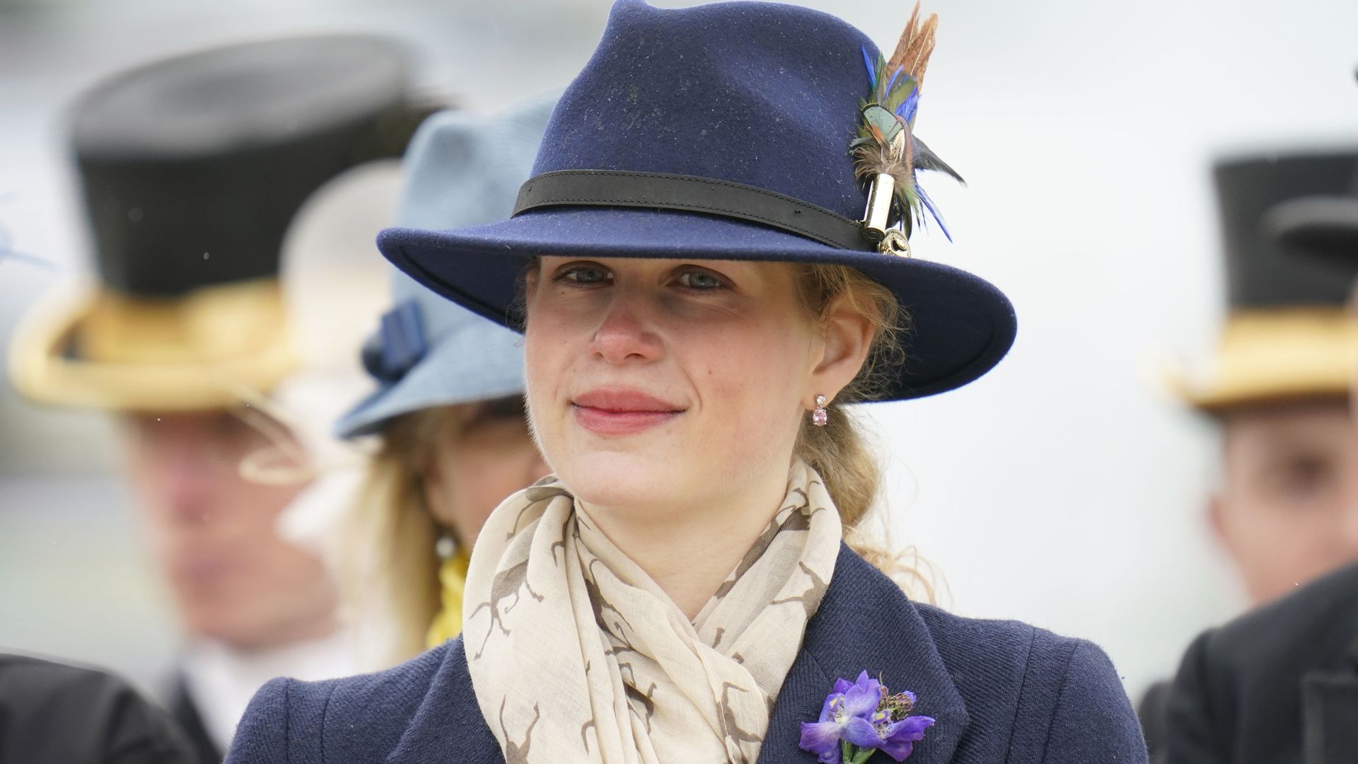 Quien es Lady Louise, la sobrina más desconocida del rey Carlos III: universitaria, amante del teatro y pieza clave en la Familia Windsor