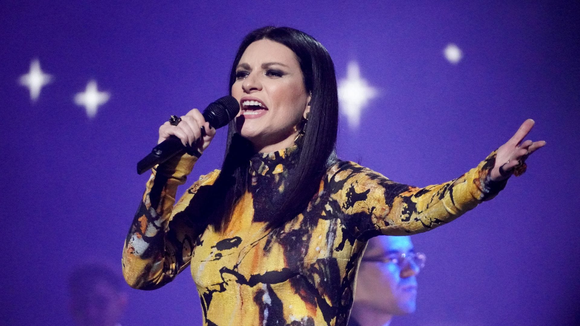 Laura Pausini llora la muerte del hombre que cambió su vida a los 18 años: "Fue un honor conocerte"