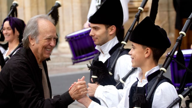 Joan Manuel Serrat saludando a los gaiteros en los Premios Princesa de Asturias 2024