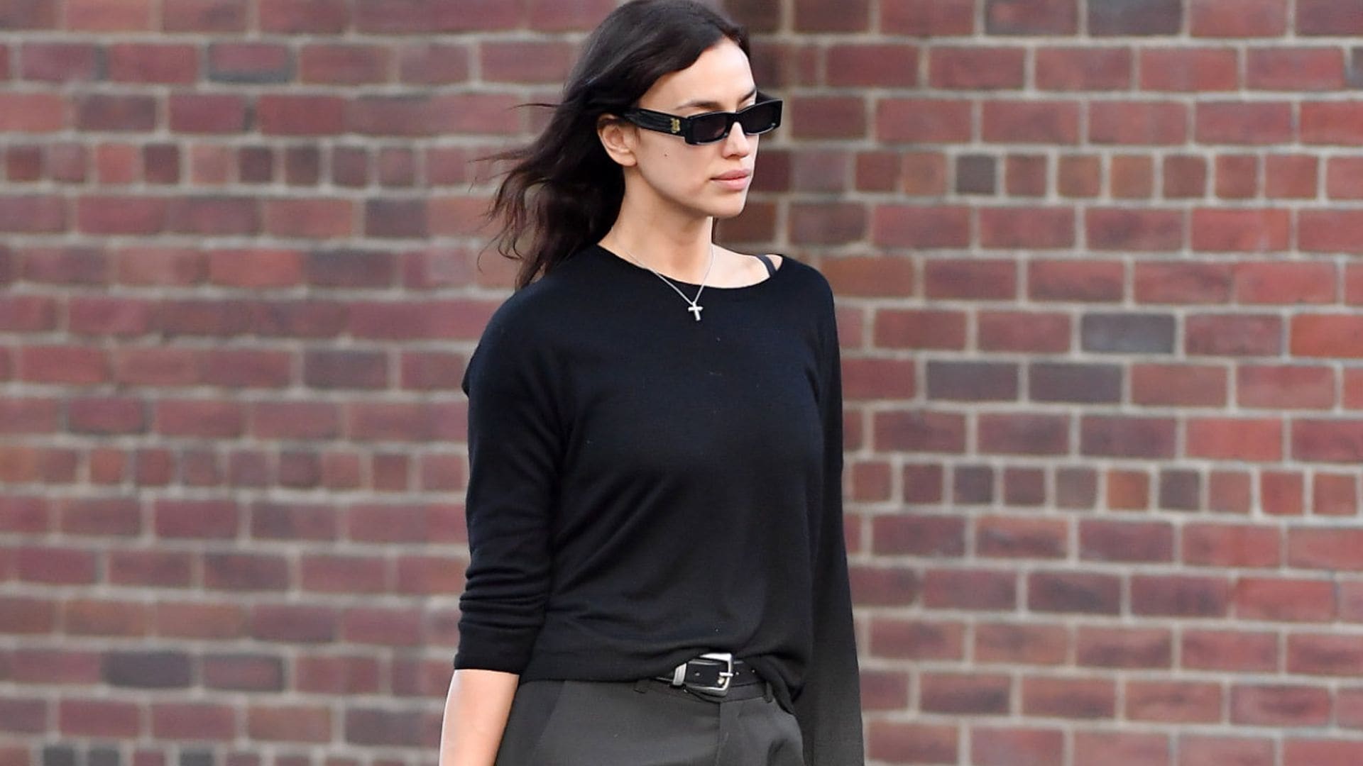 El pantalón masculino que Irina Shayk ha convertido en su prenda estrella del entretiempo
