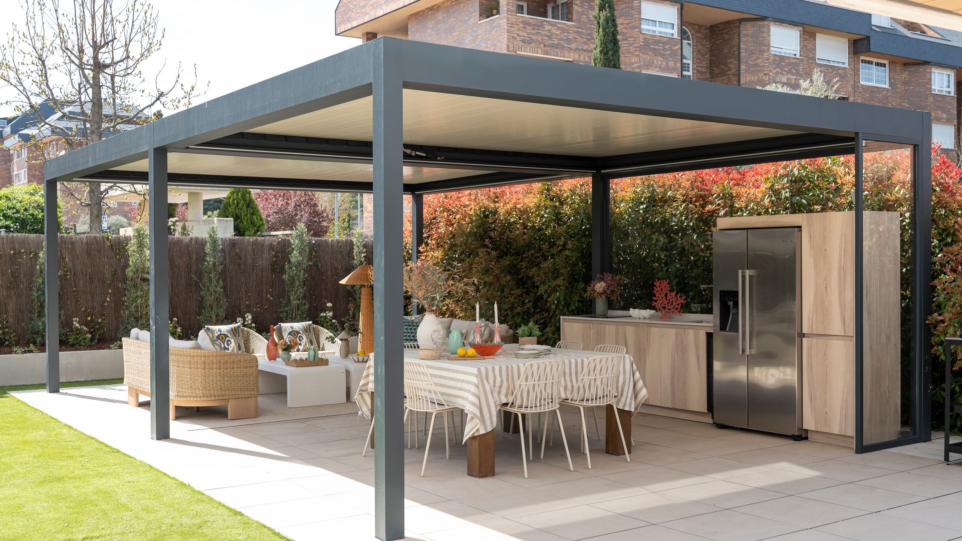 Zona exterior con pérgola y cocina, de Deco & Living