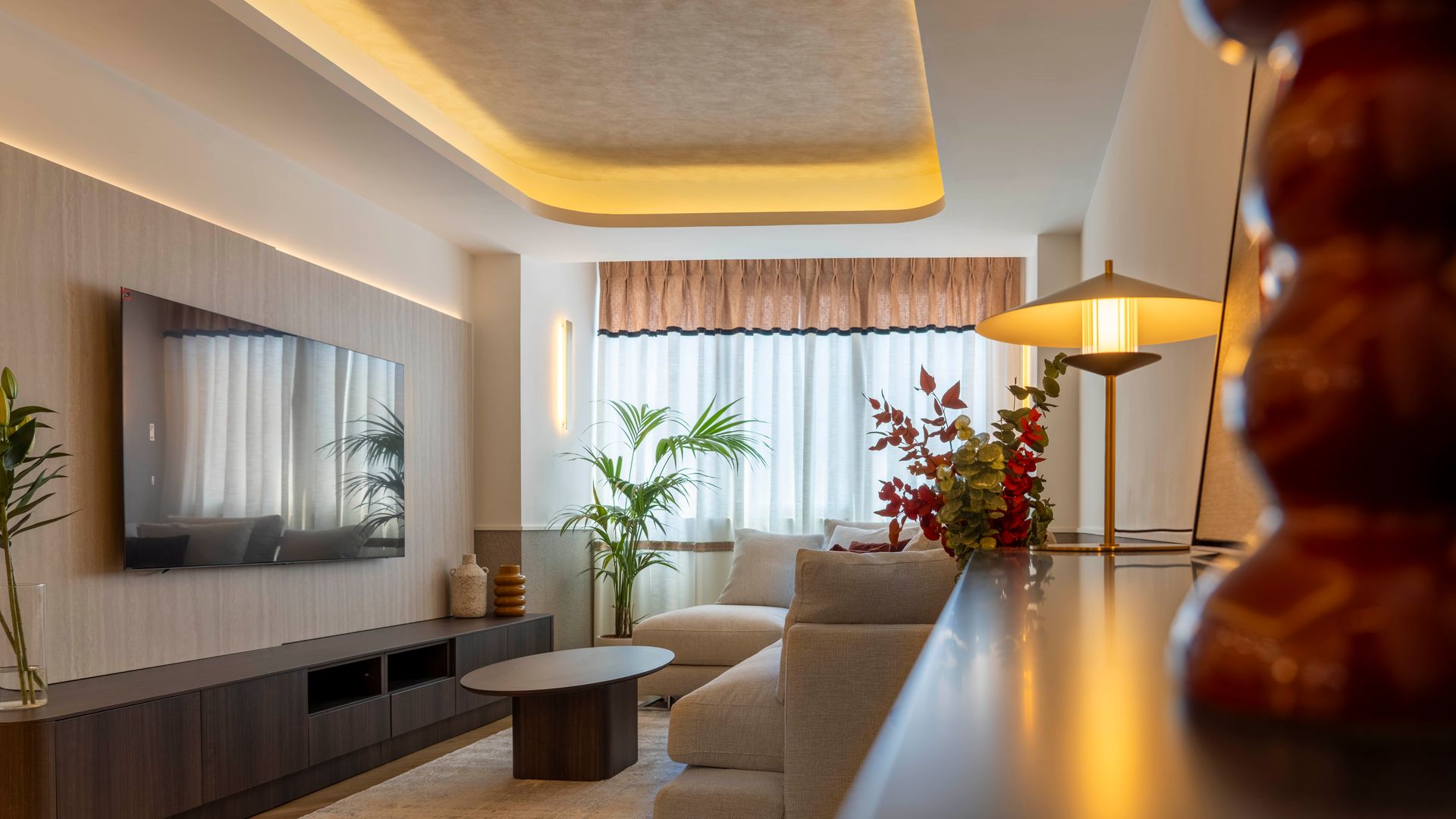 Salón con diferentes tipos de iluminación. Proyecto de LC Interiores. 