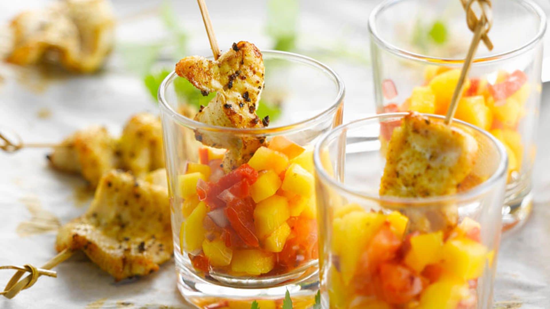 Mini brochetas de pollo marinado con mango y tomate