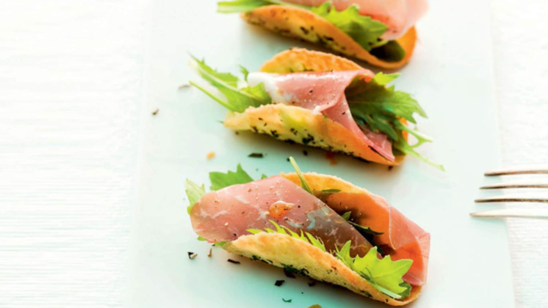 Taquitos de manchego con jamón serrano y rúcula