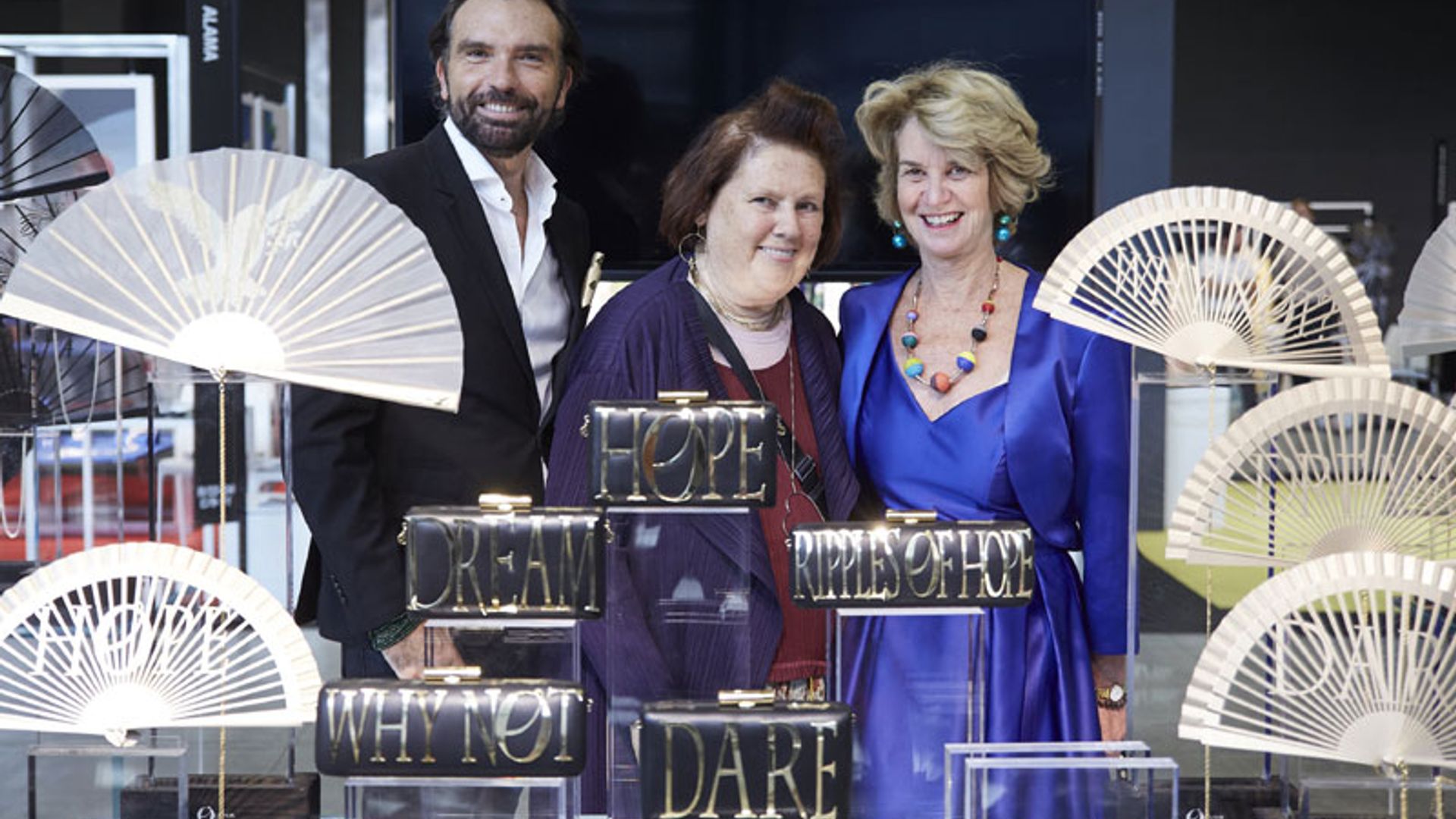 La familia Kennedy presenta una edición limitada de bolsos y abanicos en memoria de Robert F. Kennedy