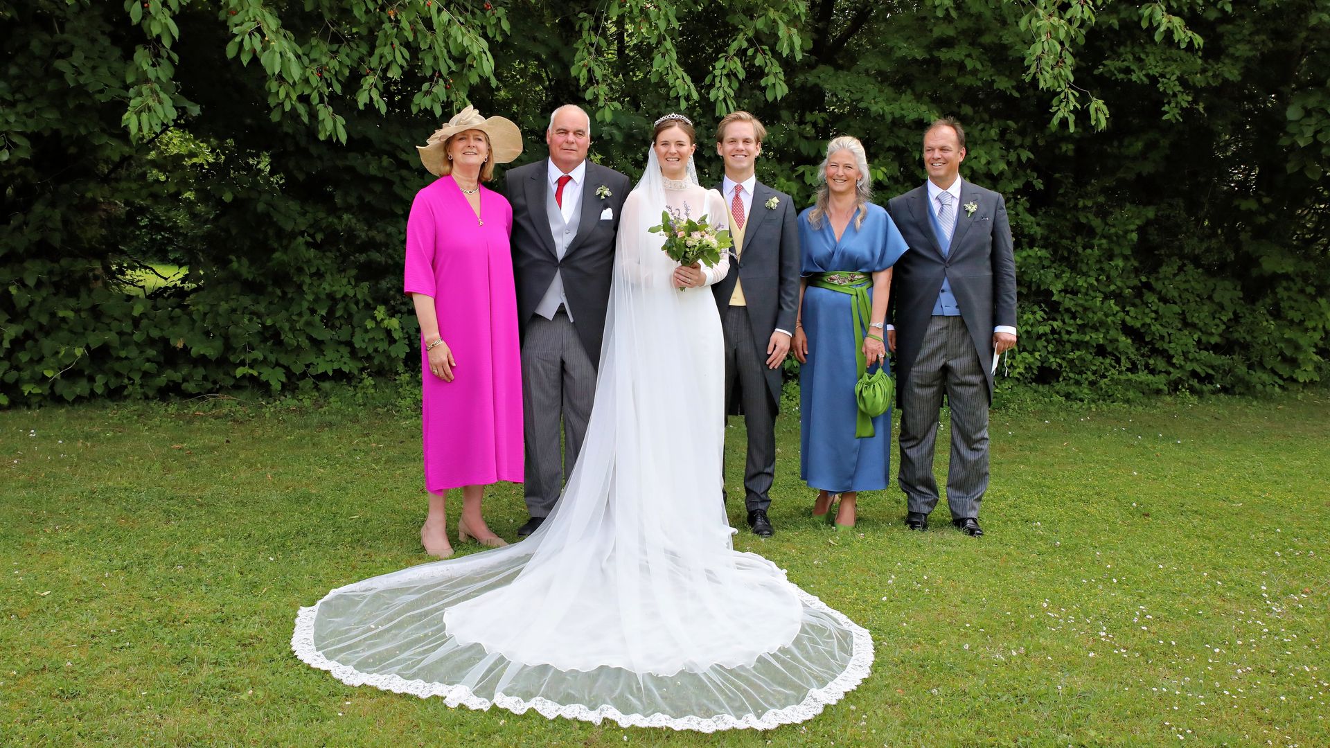 2) Los novios con sus padres, la princesa Tatjana von Liechtenstein y el conde Philipp von Lattorf (a la derecha), así como la condesa Katharina Wilczek y el conde Hans-Christian Wilczek.
