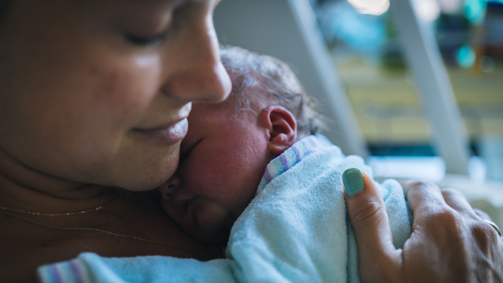 Madre con su recién nacido en el hospital