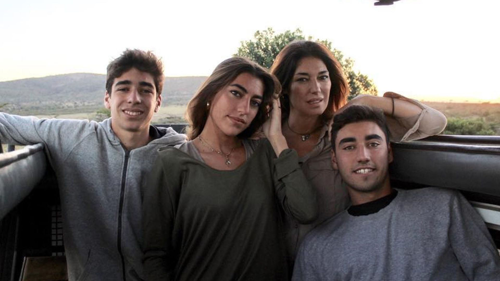 La emotiva actuación musical de Claudia y Nicolás, dos de los hijos de Raquel Revuelta