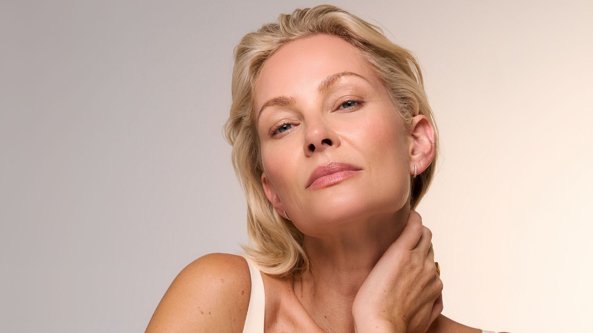 Rostro de mujer madura rubia con piel tersa y radiante