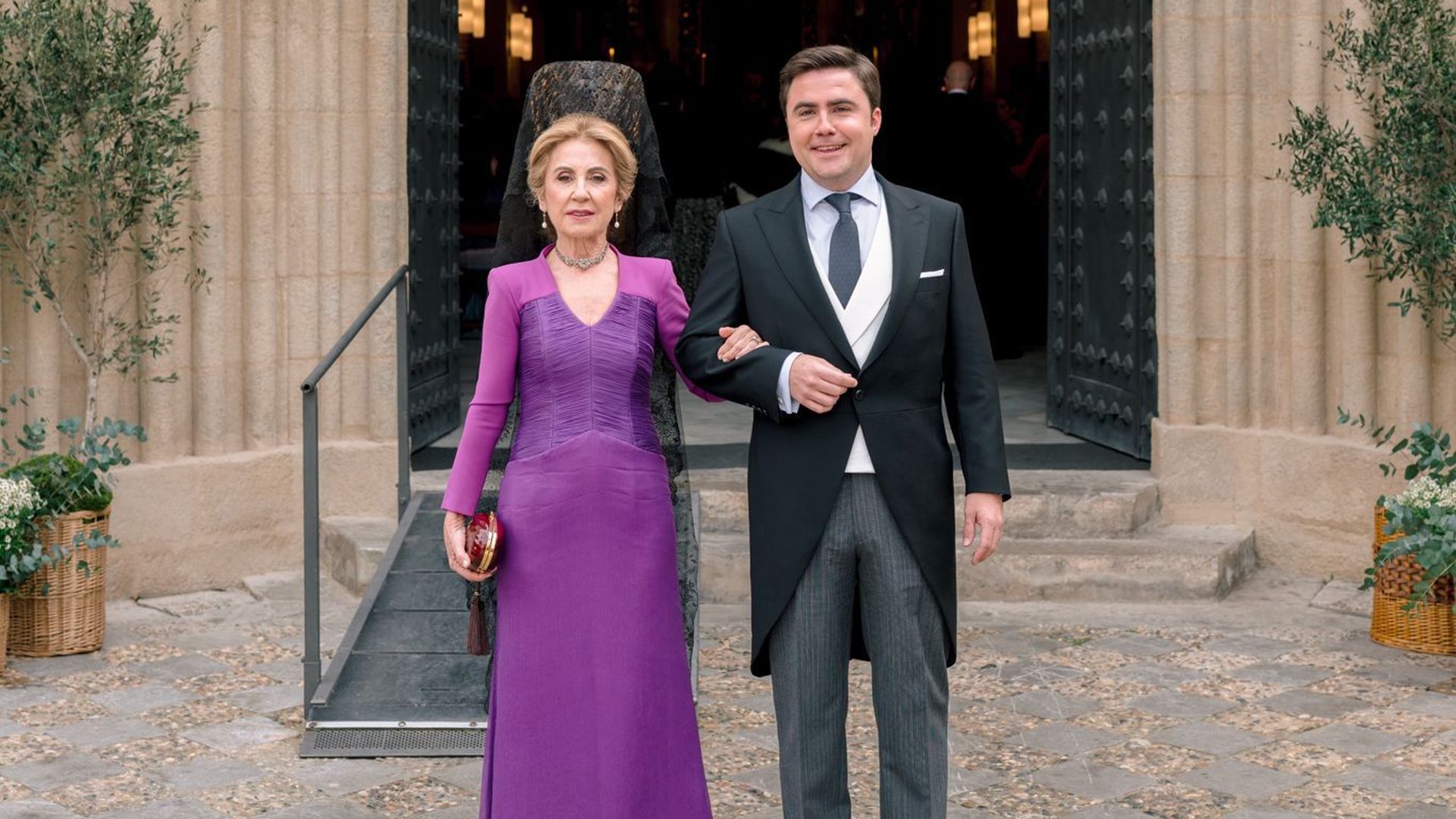 Un vestido con cuerpo drapeado inspirado en un corsé y una mantilla histórica para Rufina, la madrina de esta boda en Sevilla
