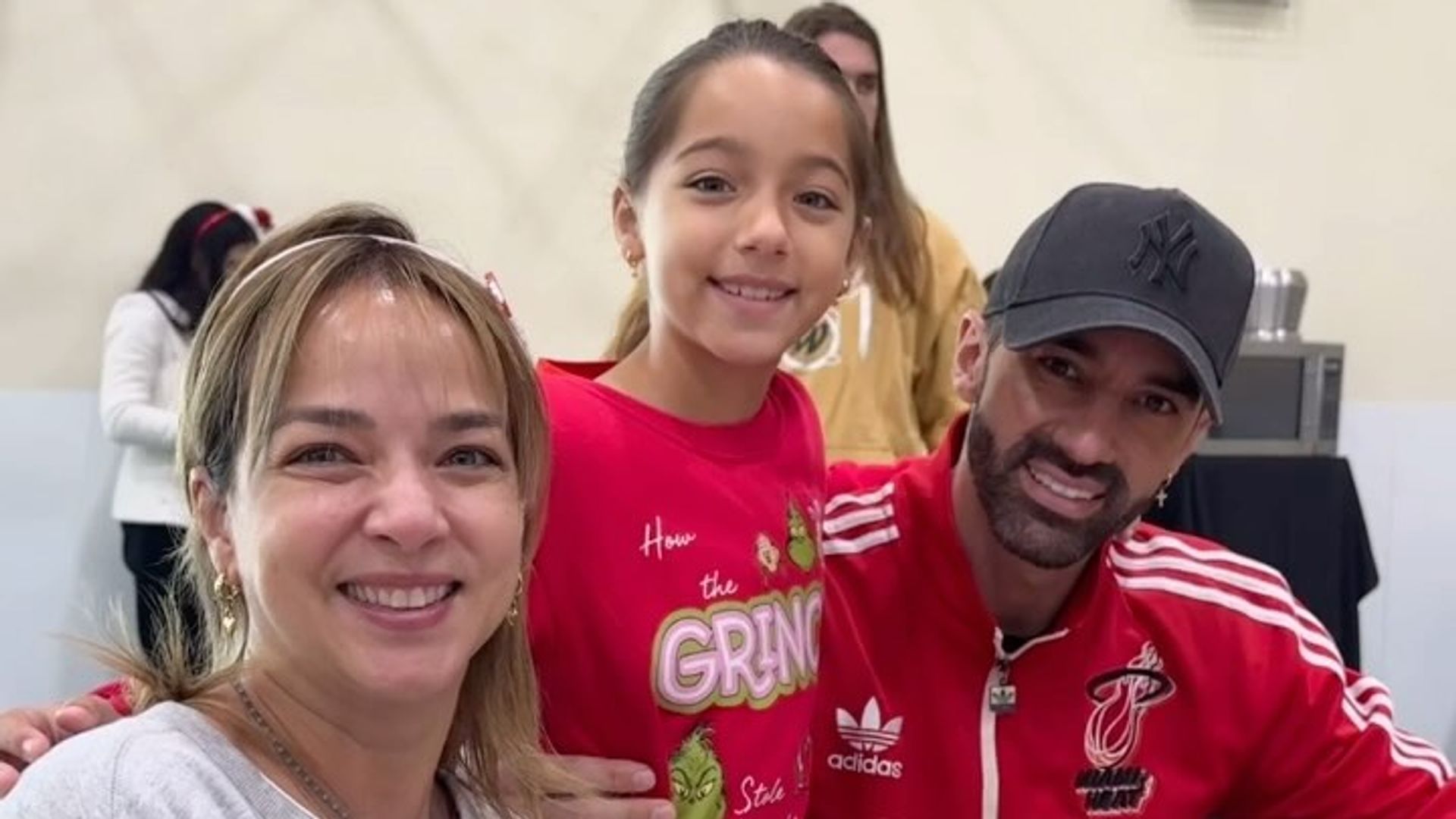 Adamari López y Toni Costa con su hija Alaïa.