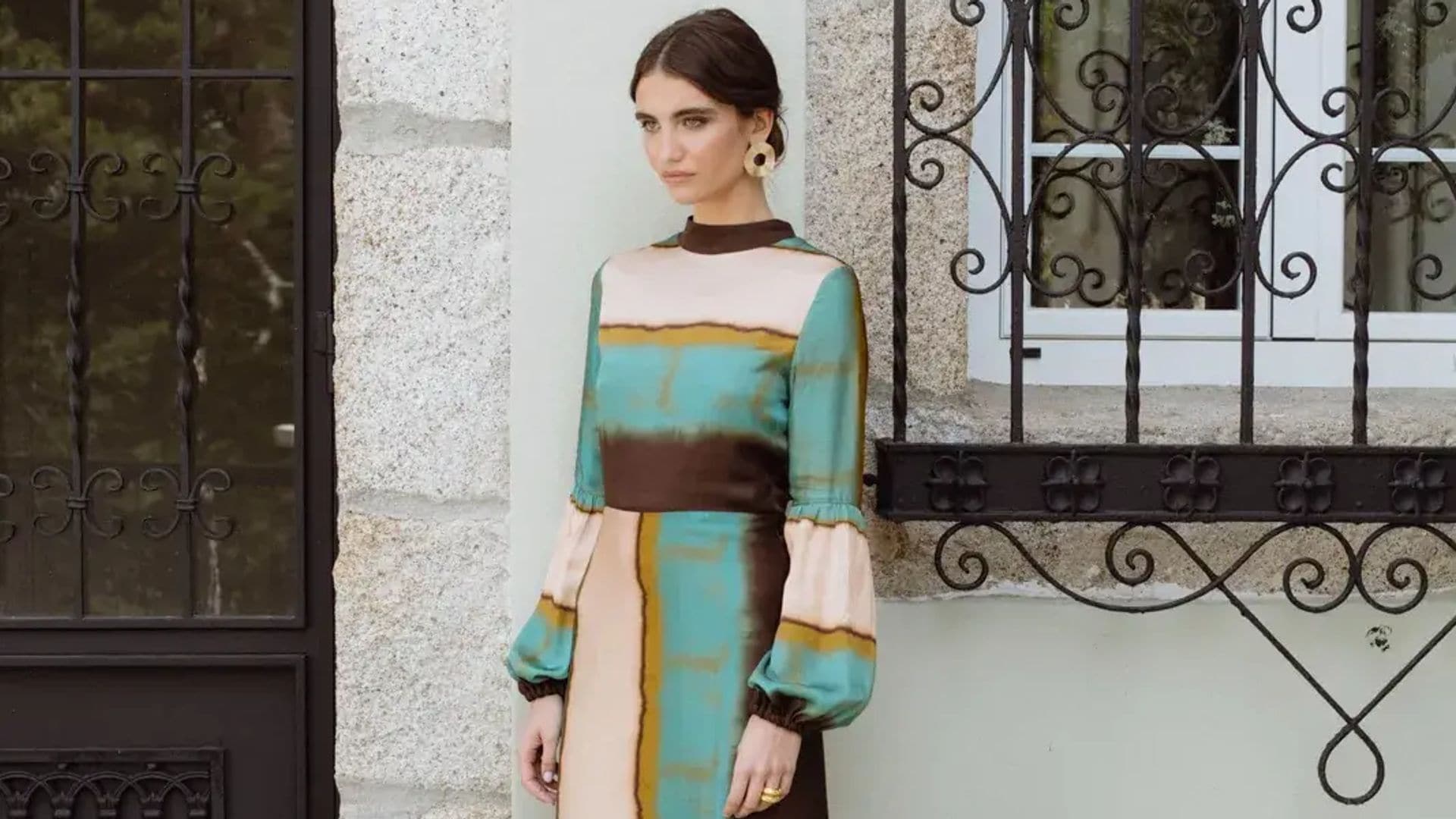Invitadas con vestidos de estampado acuarela, el 'print' que veremos por todas partes este 2025