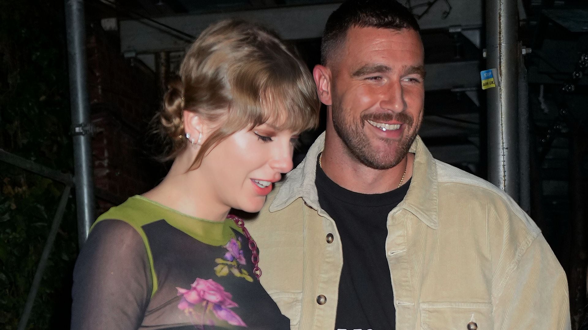 Taylor Swift y Travis Kelce durante una salida a cenar en Nueva York en 2023.