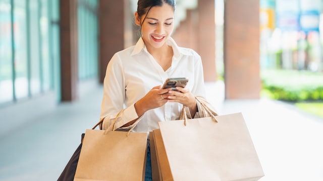 Una mujer con bolsas