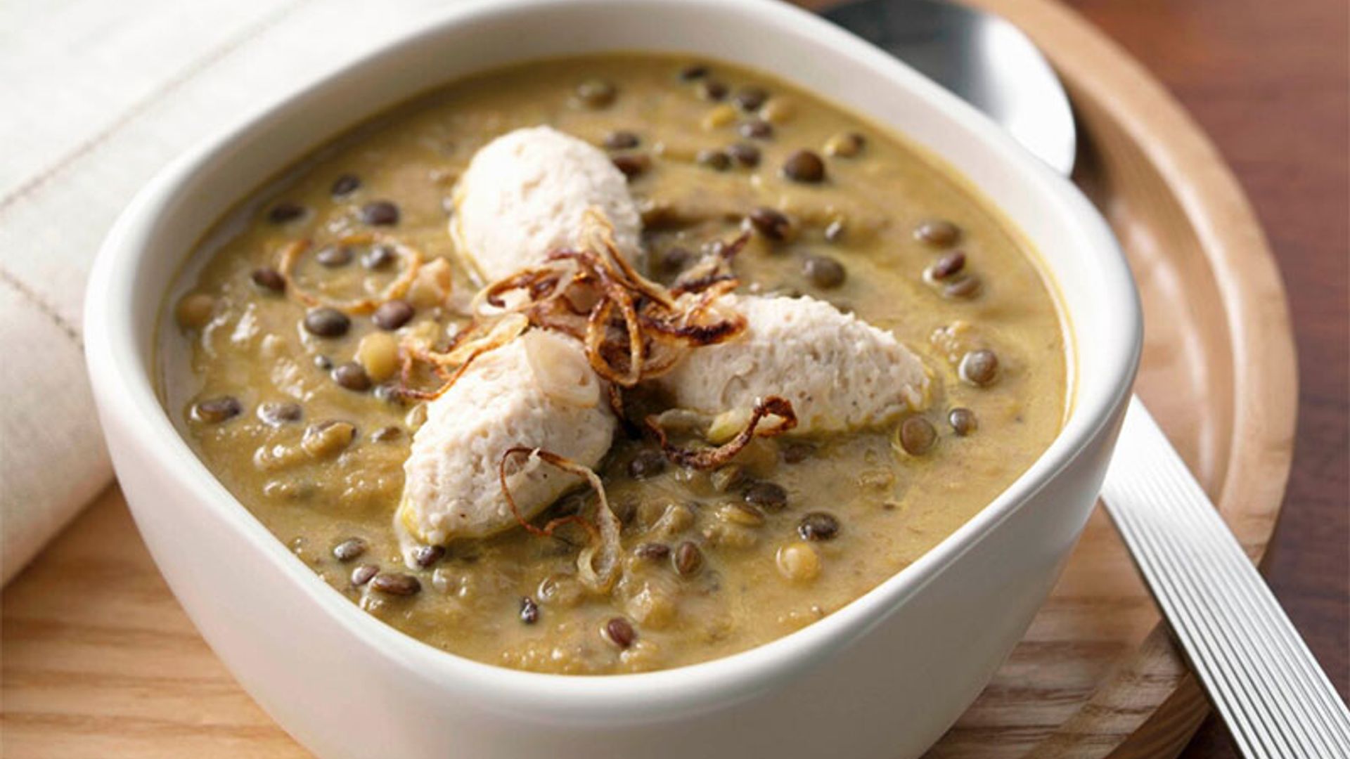 Sopa cremosa de lentejas con quenelles de pollo
