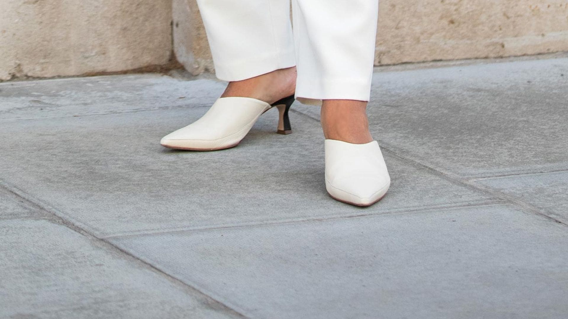 Ni zapatillas, ni sandalias: mules, el calzado que mejor combina con faldas y pantalones