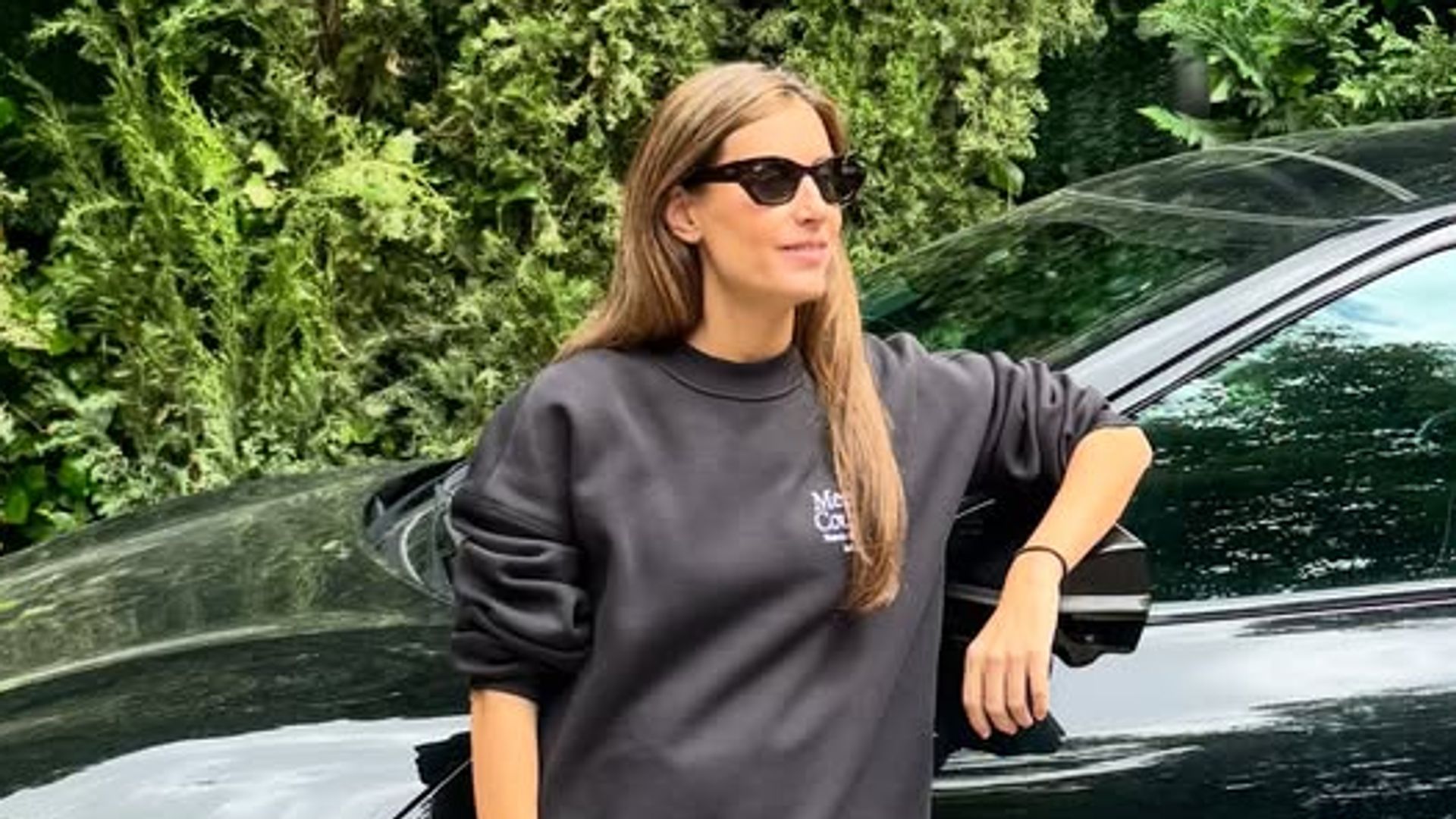 Ana Boyer reaparece tras dar a luz con la sudadera 'oversize' que podría haber tomado prestada del armario de Fernando Verdasco
