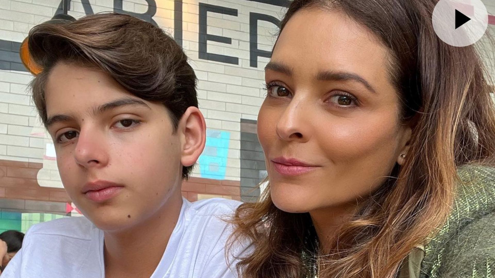 Con todo y pastel, Grettell Valdez celebra el cumpleaños de su hijo Santino en un avión