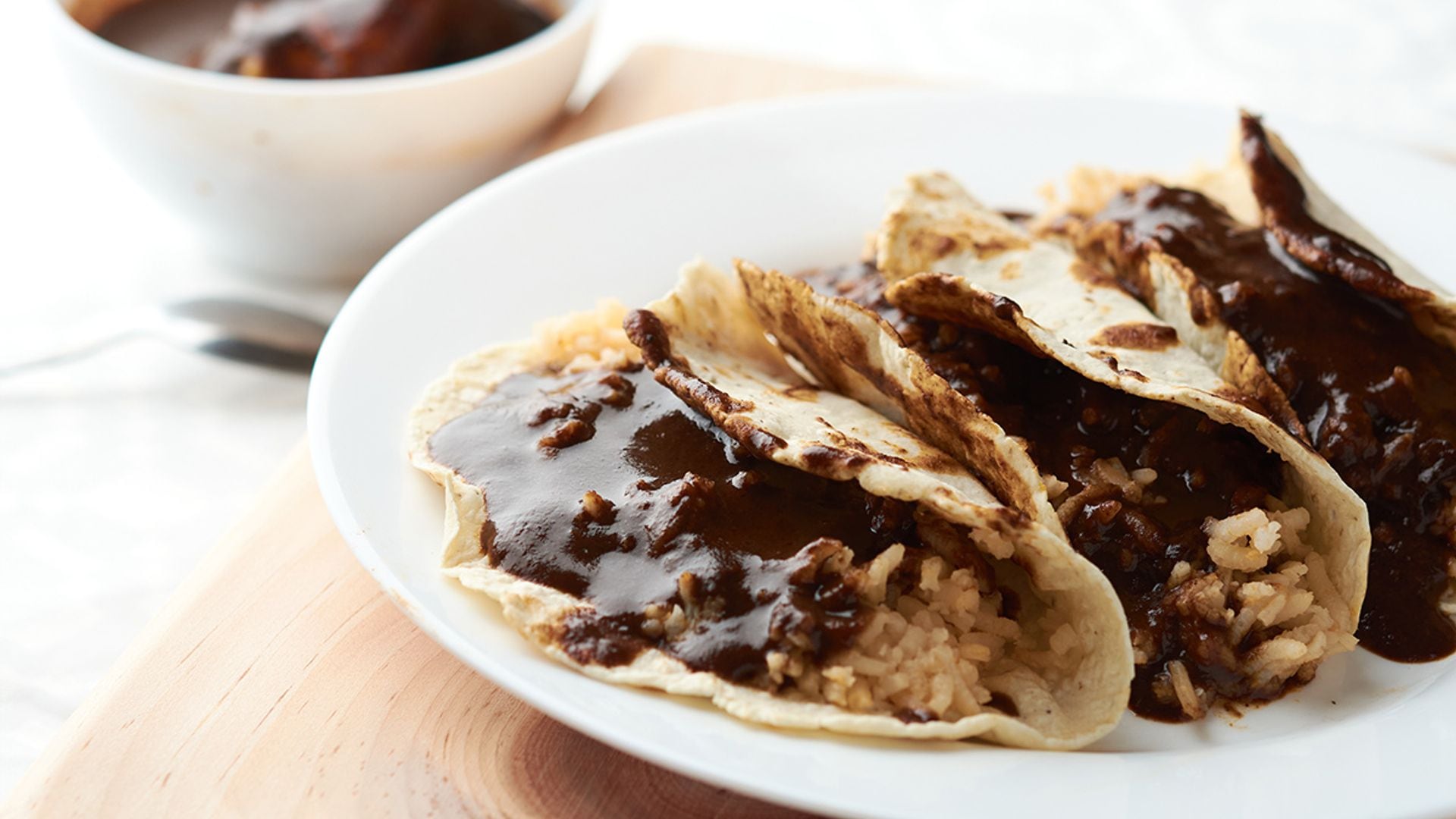 Tacos de pollo con arroz y mole