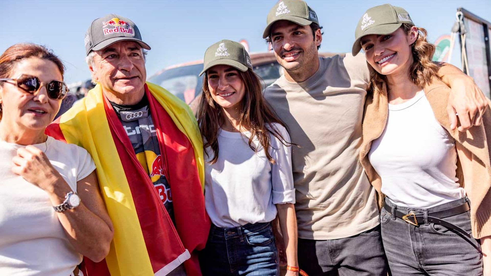 Carlos Sainz es sorprendido por su familia al ganar su cuarto Rally París-Dakar