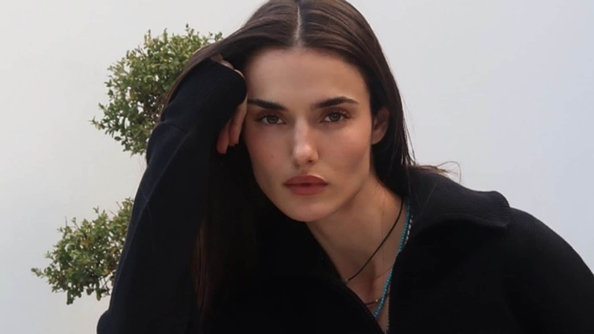 Blanca Padilla con un conjunto negro de Alo Yoga