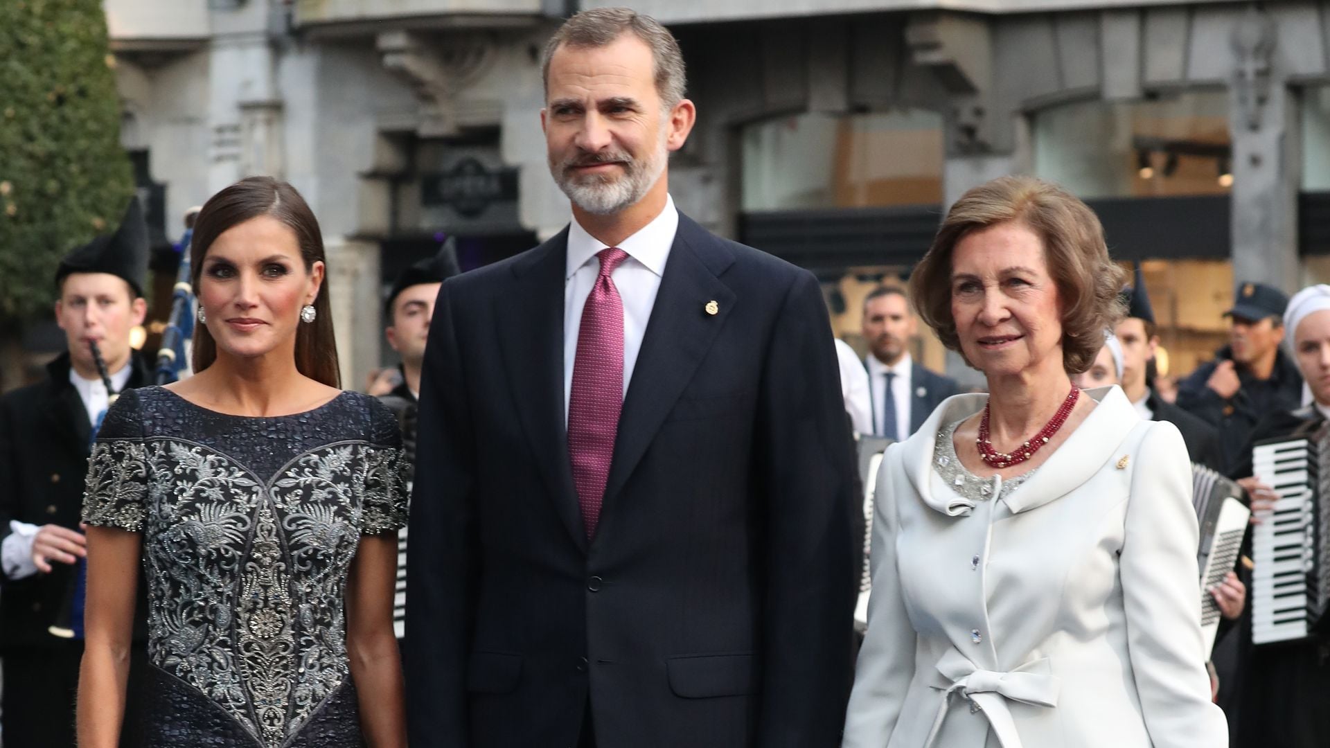Felipe VI concede a su madre el Toisón de Oro por 'su dedicación y entrega' a España