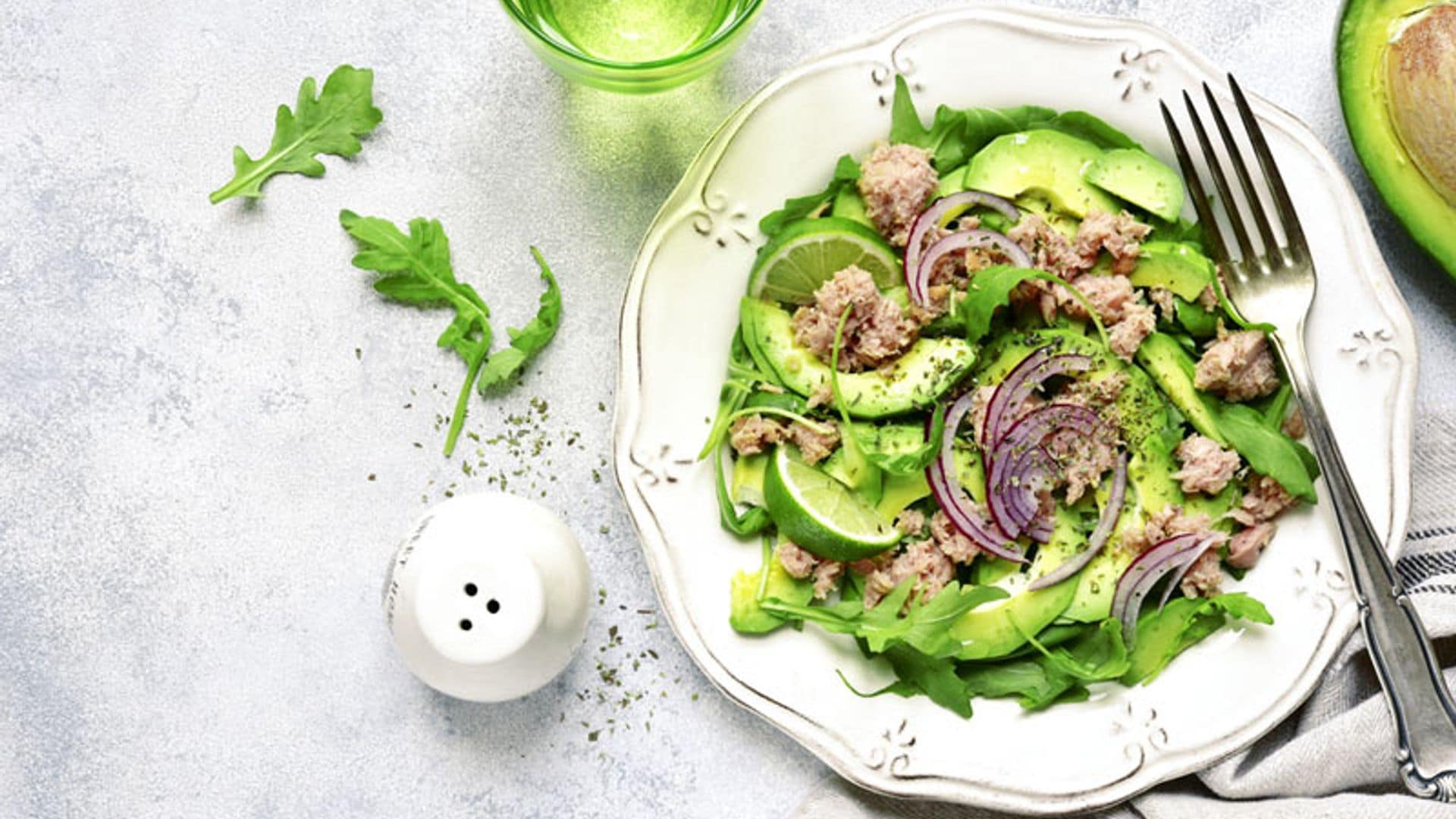 Ensalada de aguacate con atún y lima