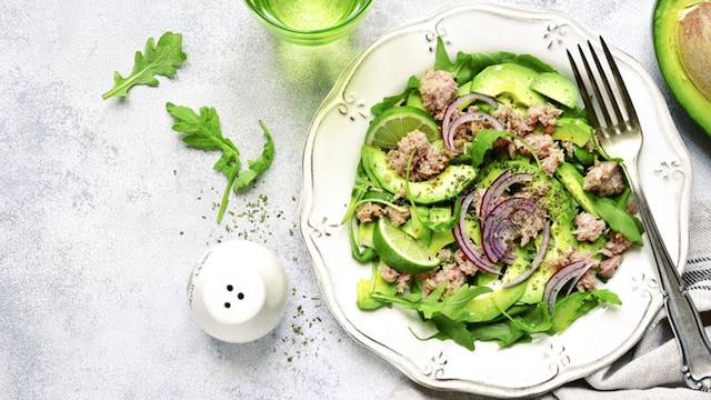 ensalada aguacate atun