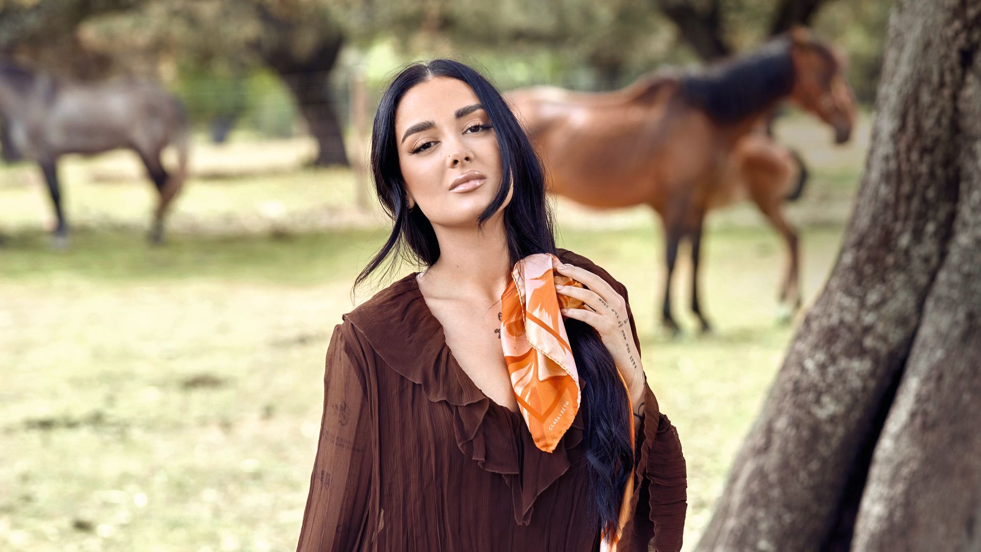 EXCLUSIVA. Julia Janeiro habla como nunca de la relación con sus padres y del peso de sus apellidos: "Ha sido muy duro"