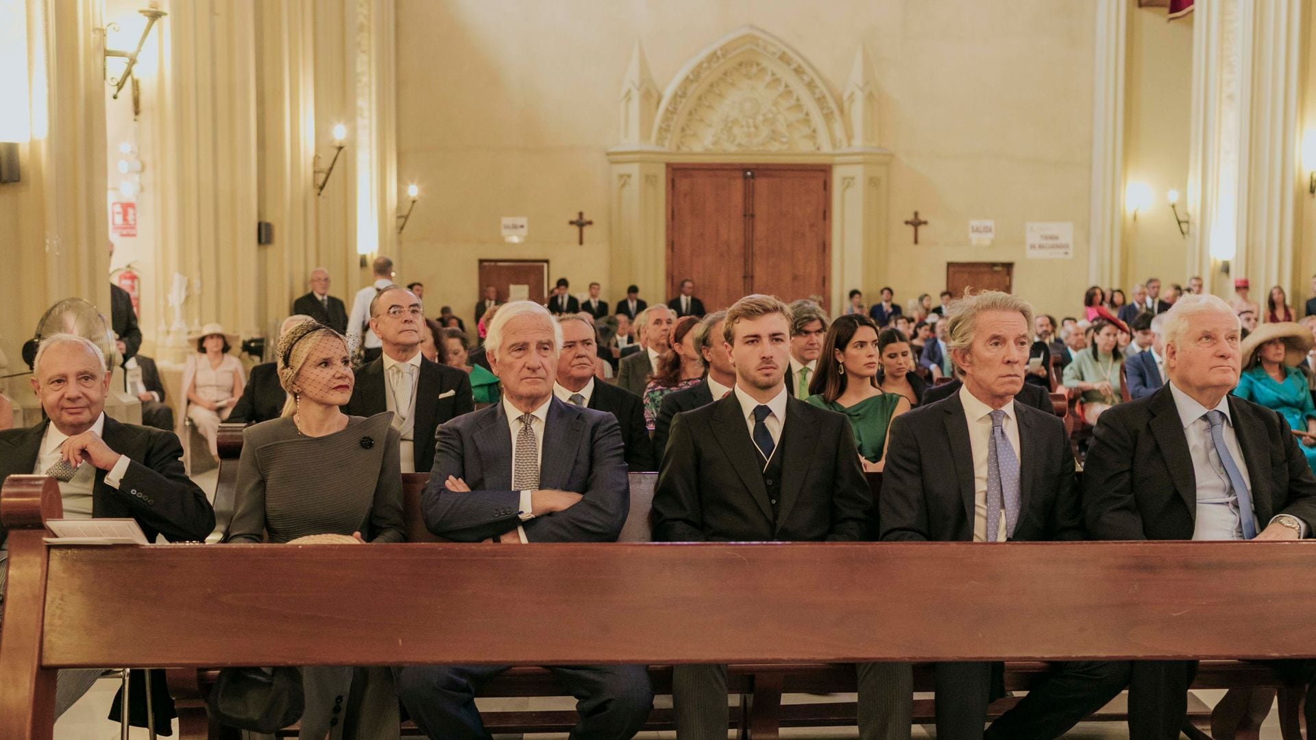 El banco de familiares del novio. De izquierda a derecha, sus hermanos Fernando, Eugenia y Alfonso Martínez de Irujo; el hijo del novio, Luis; Alfonso Diez, viudo de su madre, Cayetana Fitz-James Stuart, y el duque de Alba, Carlos, hermano mayor de Cayetano.
