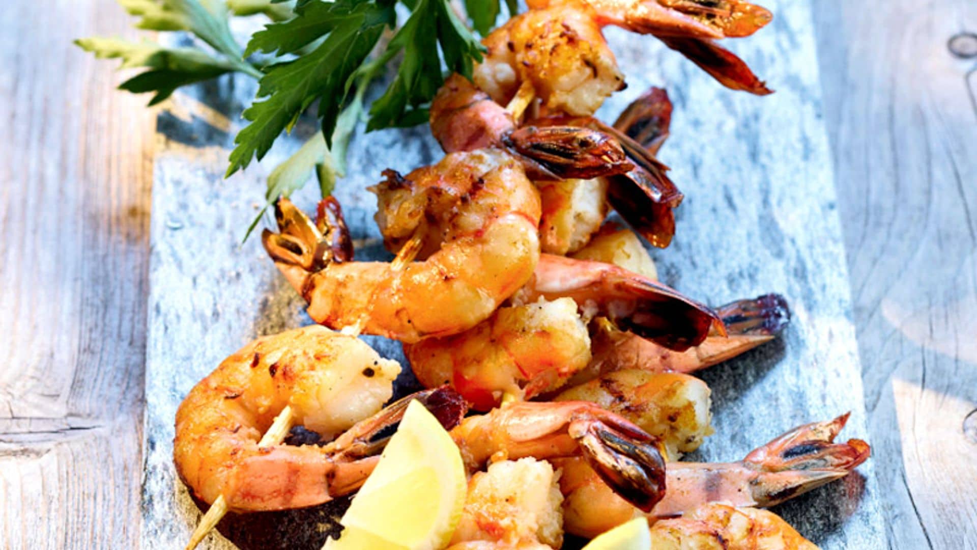 Brochetas de gambas con hierbas aromáticas
