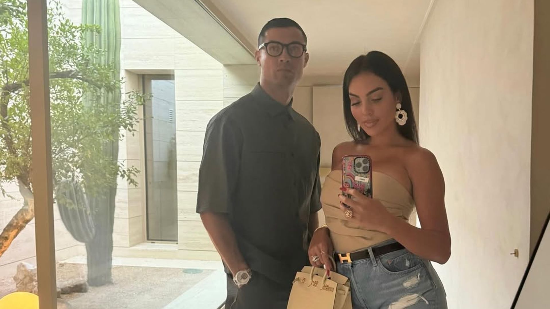Georgina y Cristiano posan en una de sus lujosas viviendas