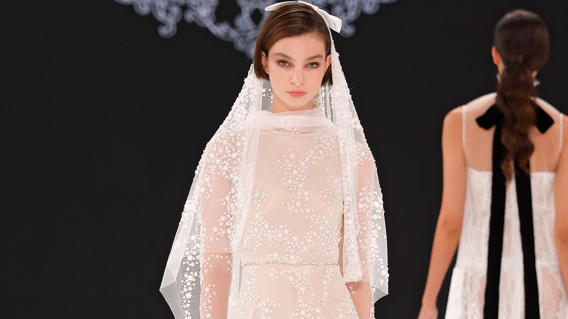 Los vestidos de novia e invitada que fascinará a las más femeninas están en lo nuevo de Marco & María 
