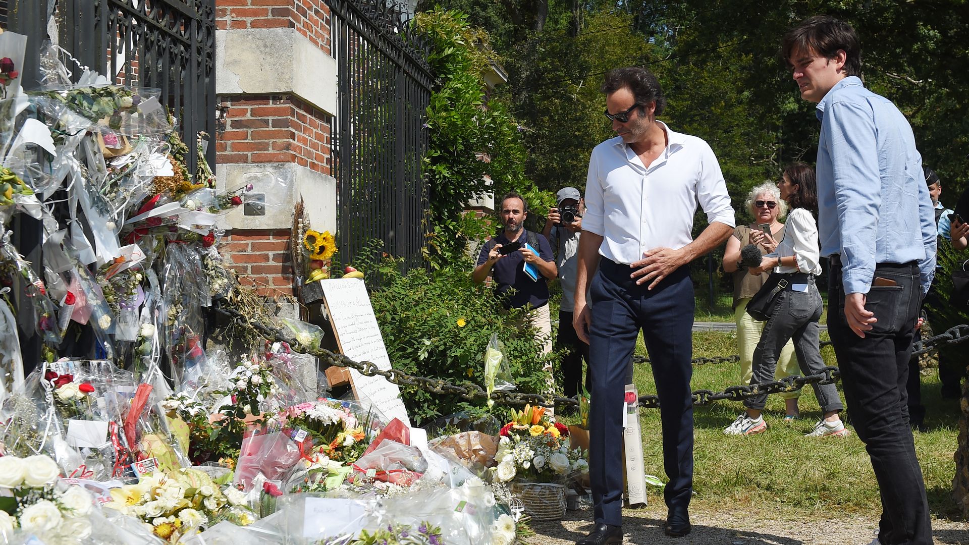 Así ha sido el emotivo funeral de Alain Delon con su familia y personalidades de la cultura francesa
