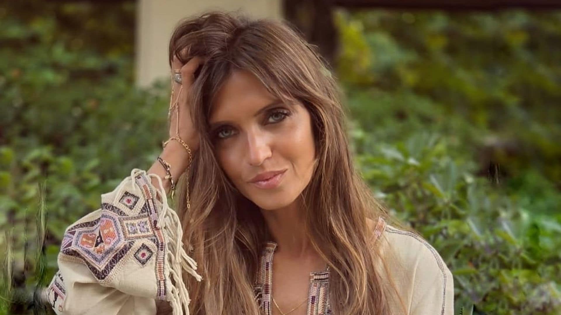 Sara Carbonero inaugura el otoño con un vestido boho de escote profundo y una reflexión: "Es época de nuevos comienzos"
