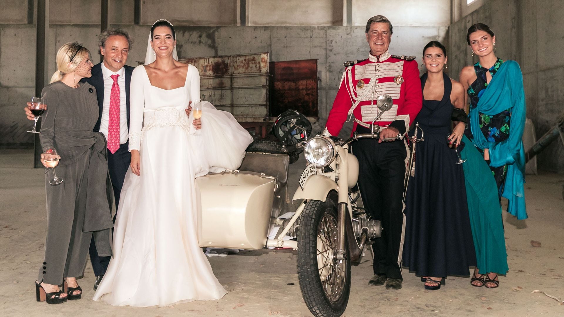 los novios con su regalo