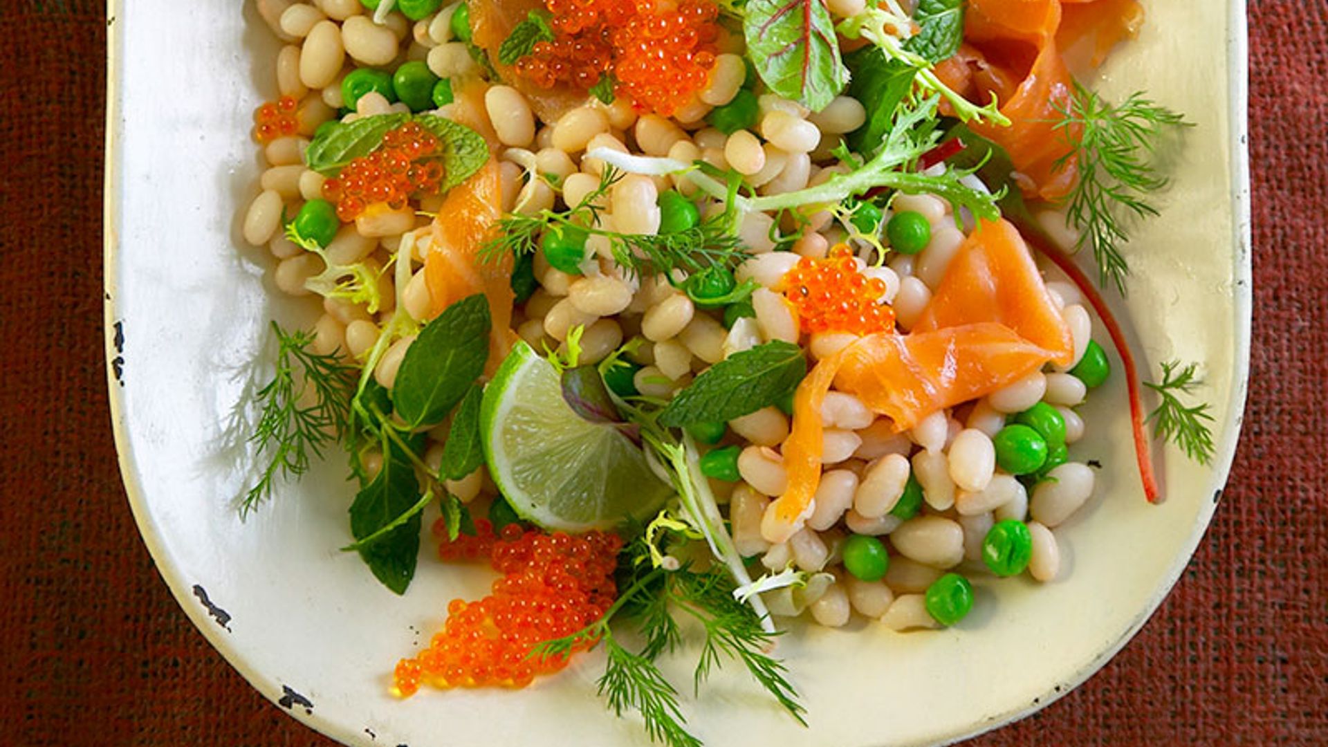 Ensalada de alubias con salmón ahumado y huevas de salmón