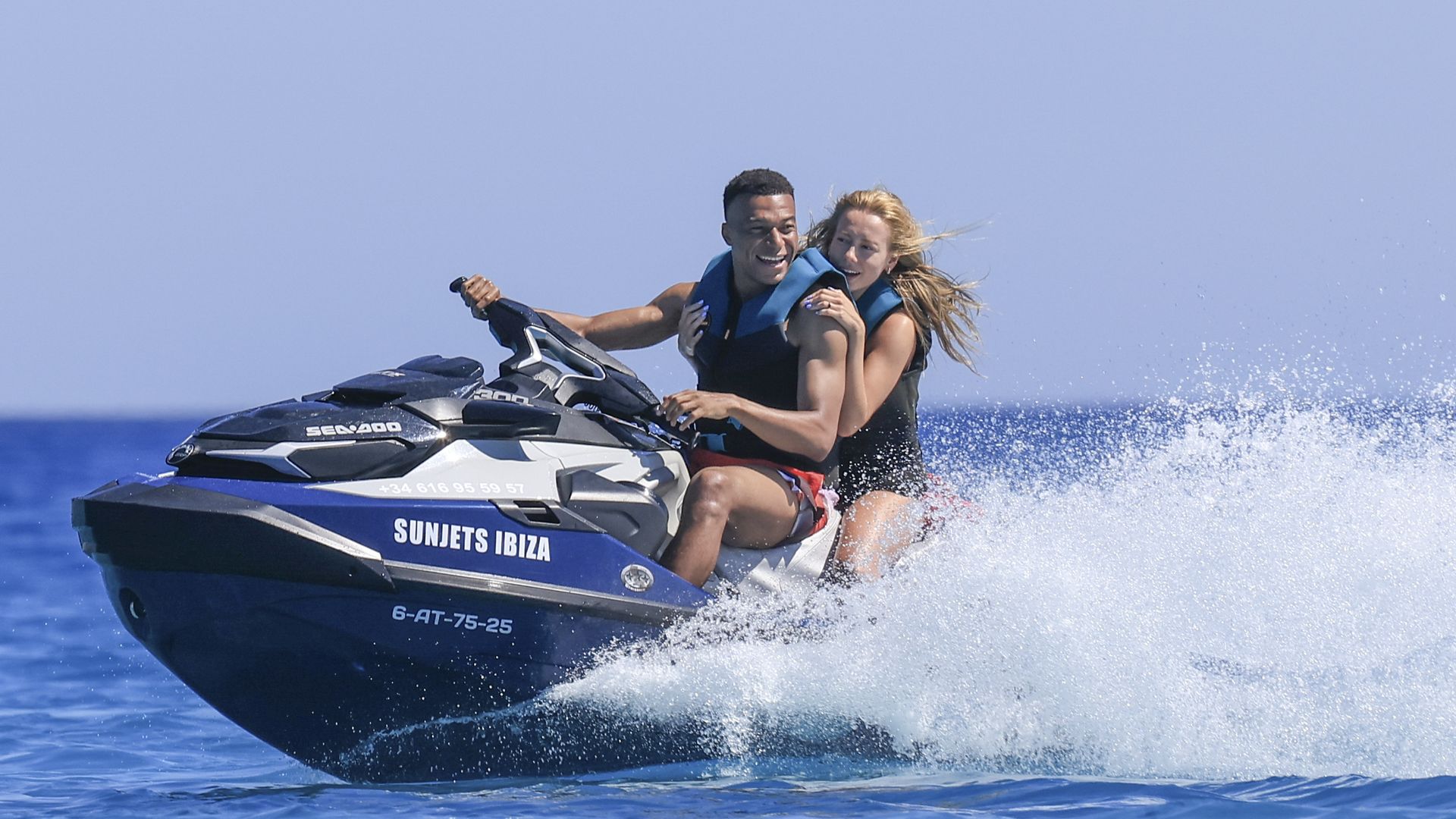 Kylian Mbappé y Ester Expósito fueron captados el pasado 27 de mayo de 2026 durante una lujosa escapada privada en yate en Ibiza.