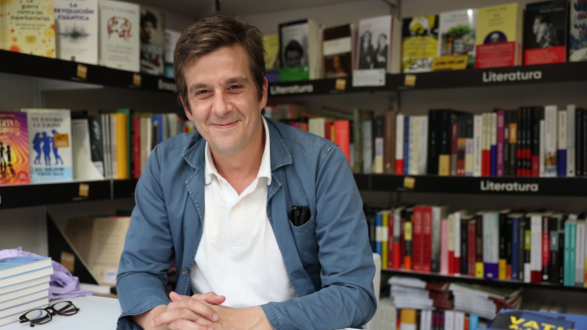 El escritor Alfonso J. Ussía, firmando libros en la Feria del Libro de Madrid
