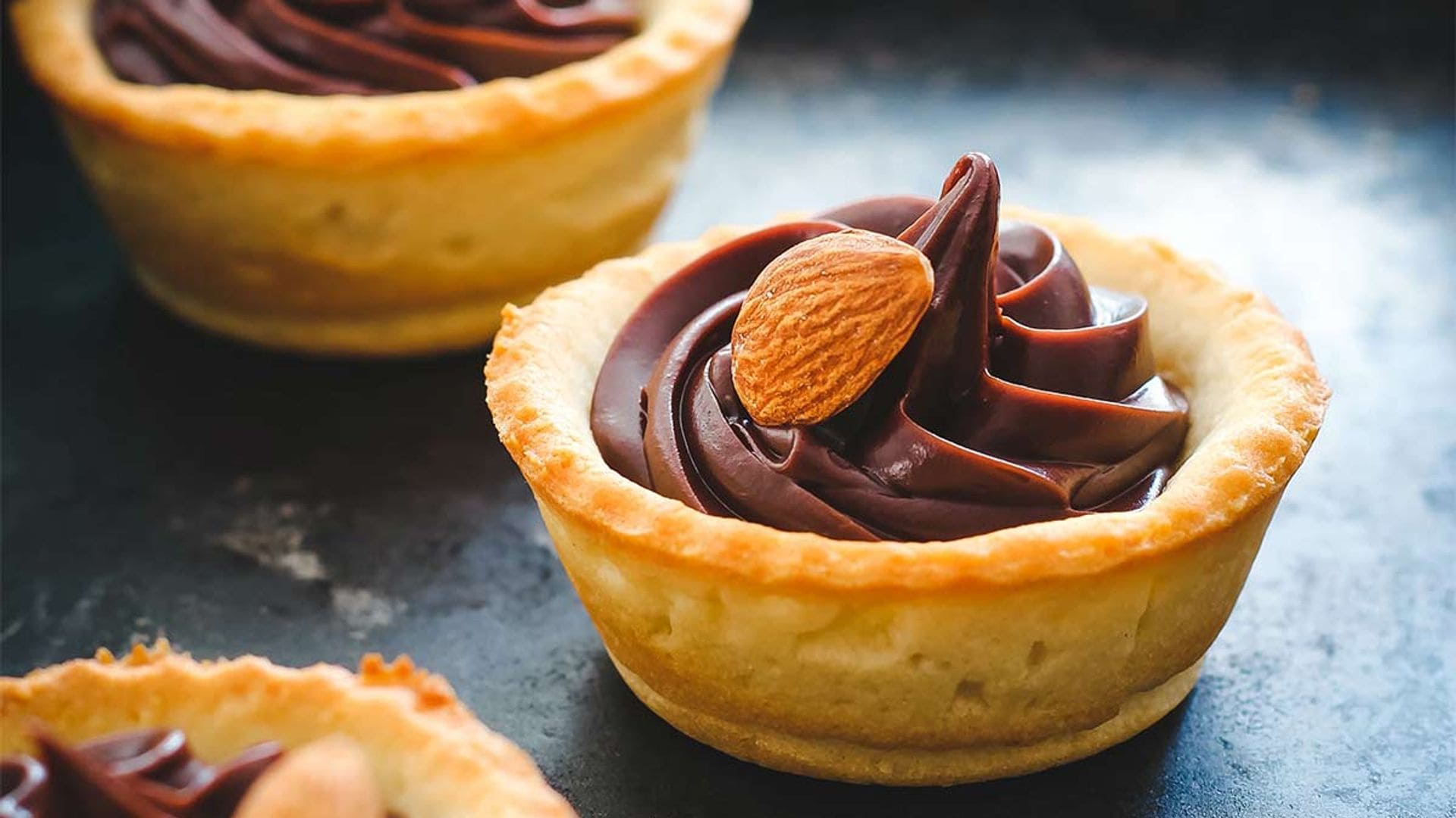 Tartaletas rellenas de 'ganache' de chocolate con almendras