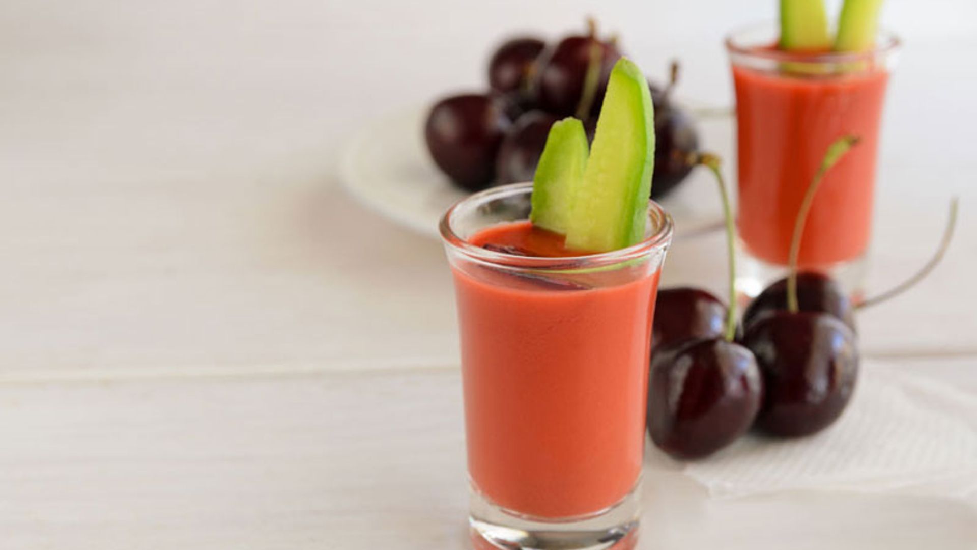 Chupito de salmorejo de cerezas y aguacate