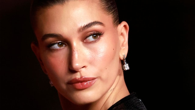 Primer plano de Hailey Bieber en los Oscar 2022