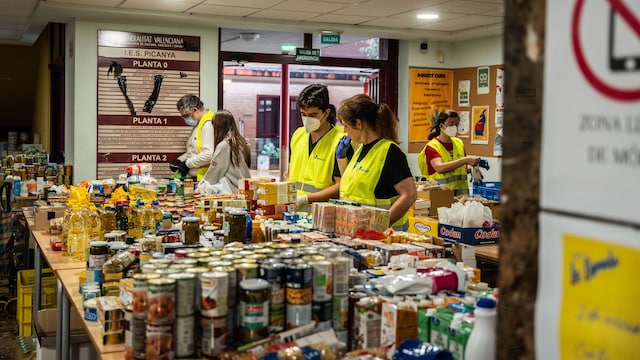 Plano medio de voluntarios ayudando con donaciones por la DANA de Valencia