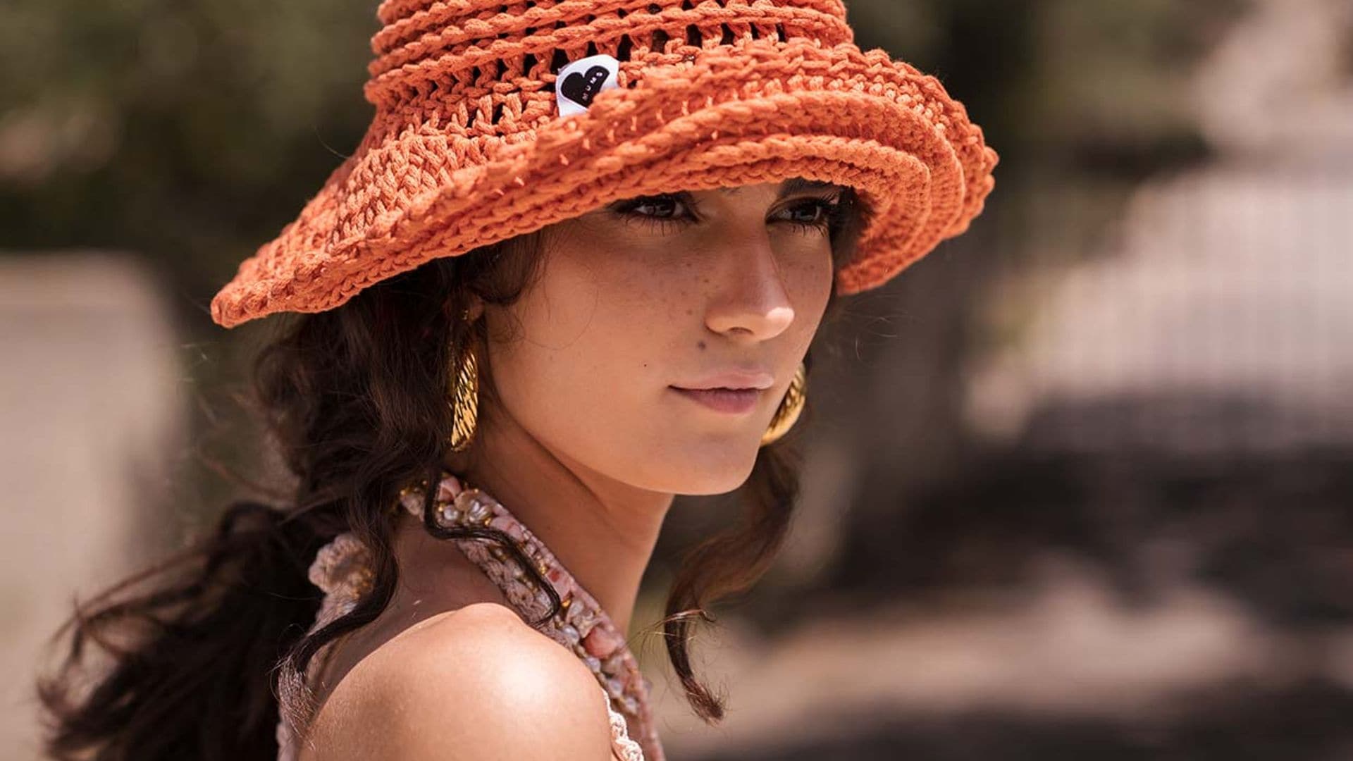 Ocho peinados para llevar tu 'bucket hat' con mucho estilo