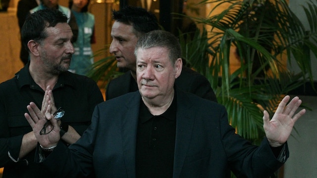 Geoff Payne en su salida del hotel CasaSur
